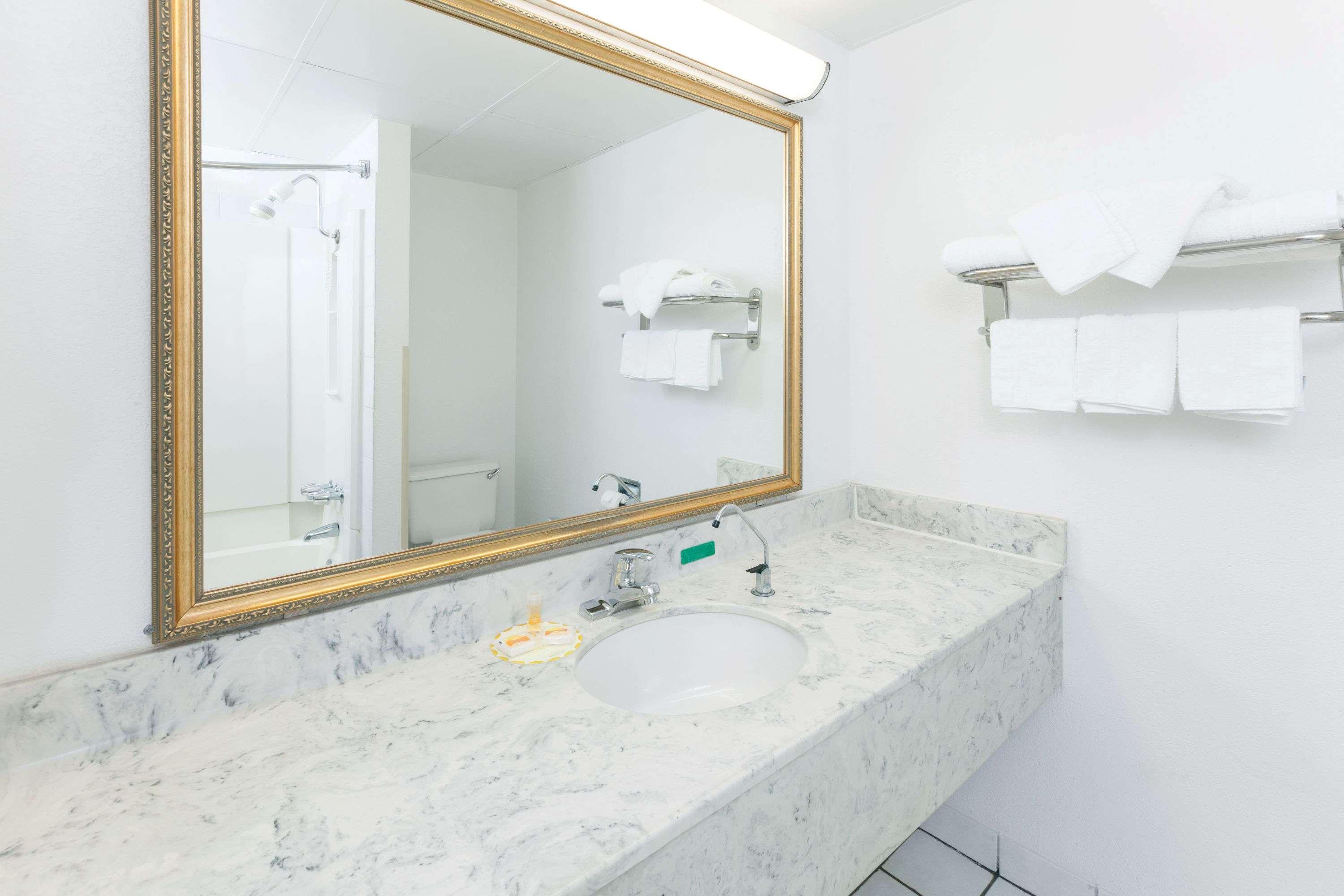 Days Inn By Wyndham Shawnee Buitenkant foto