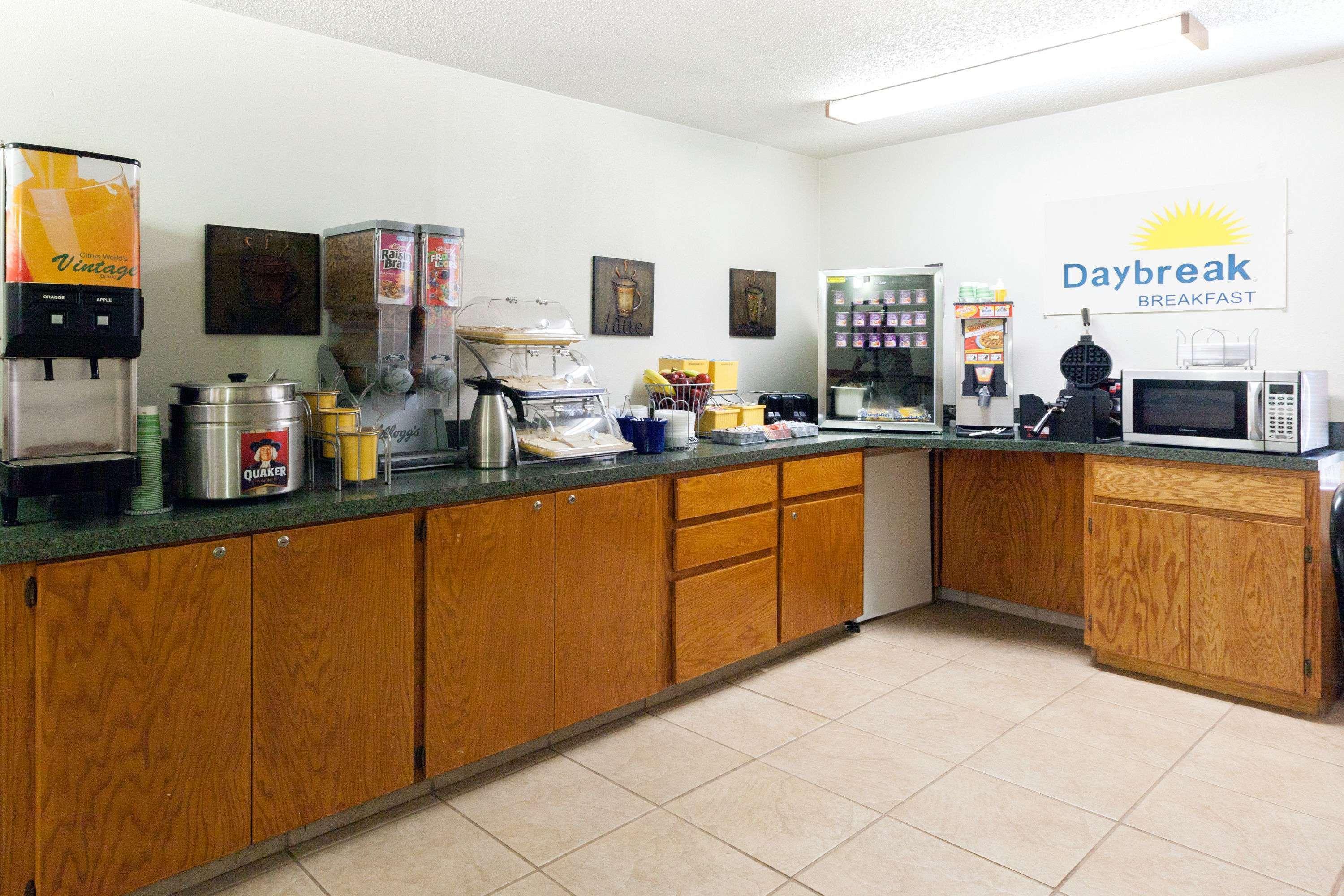 Days Inn By Wyndham Shawnee Buitenkant foto