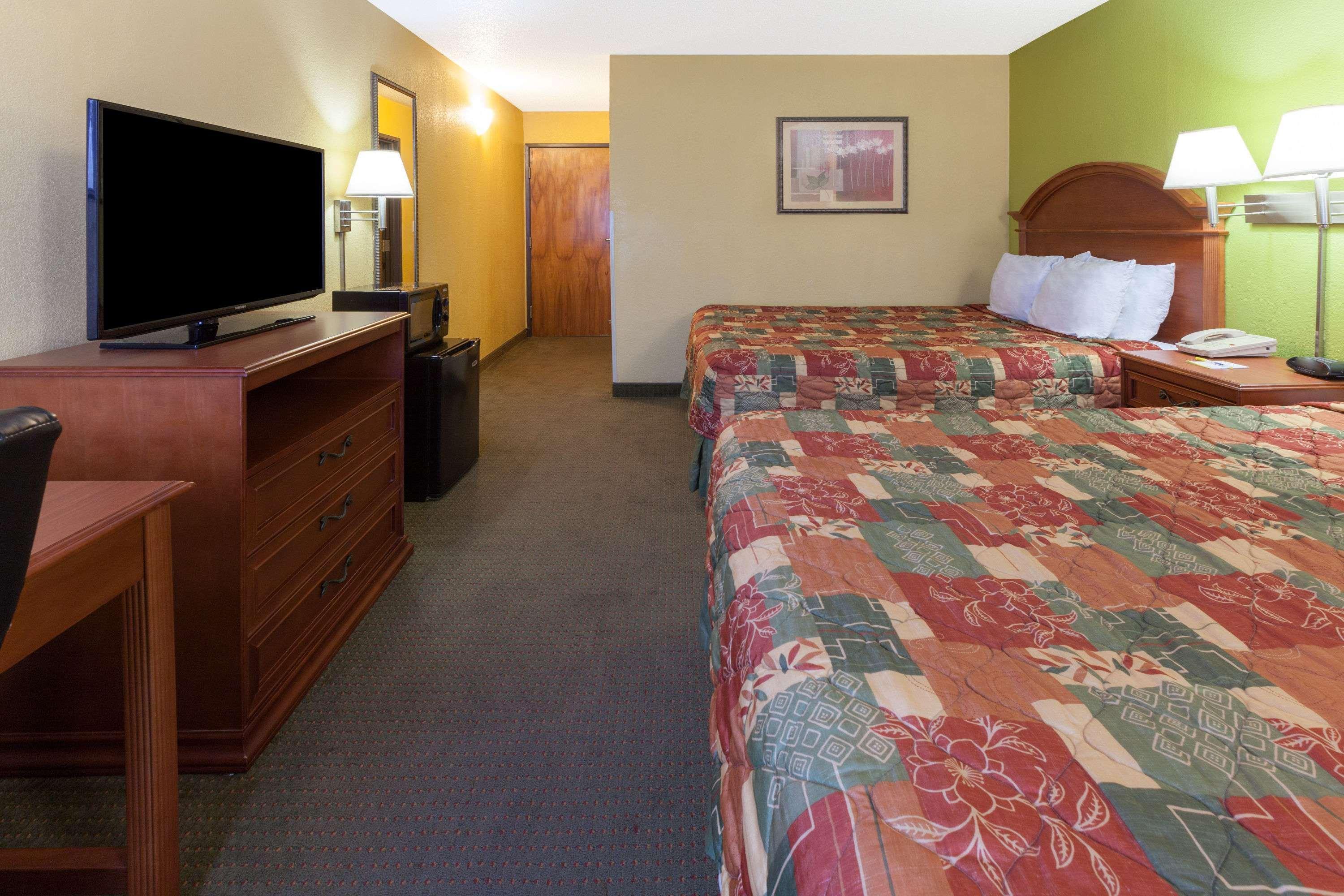Days Inn By Wyndham Shawnee Buitenkant foto