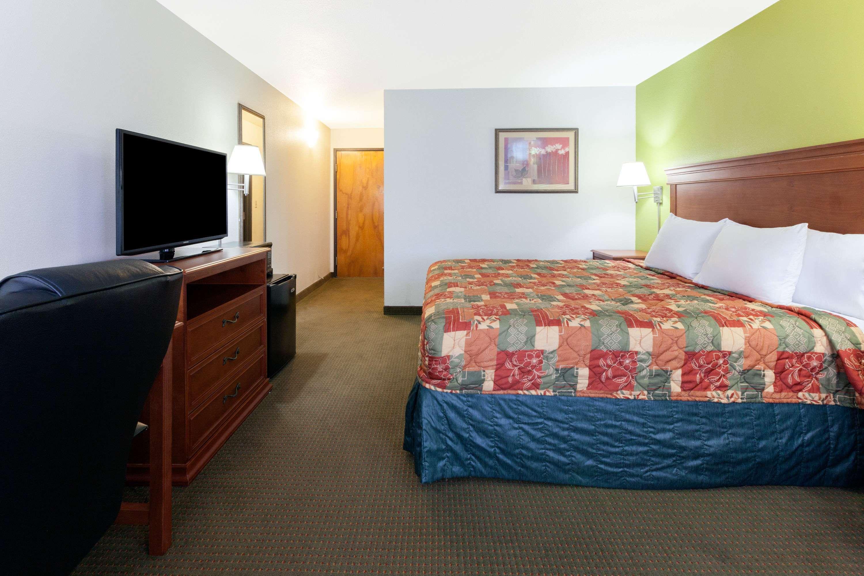 Days Inn By Wyndham Shawnee Buitenkant foto