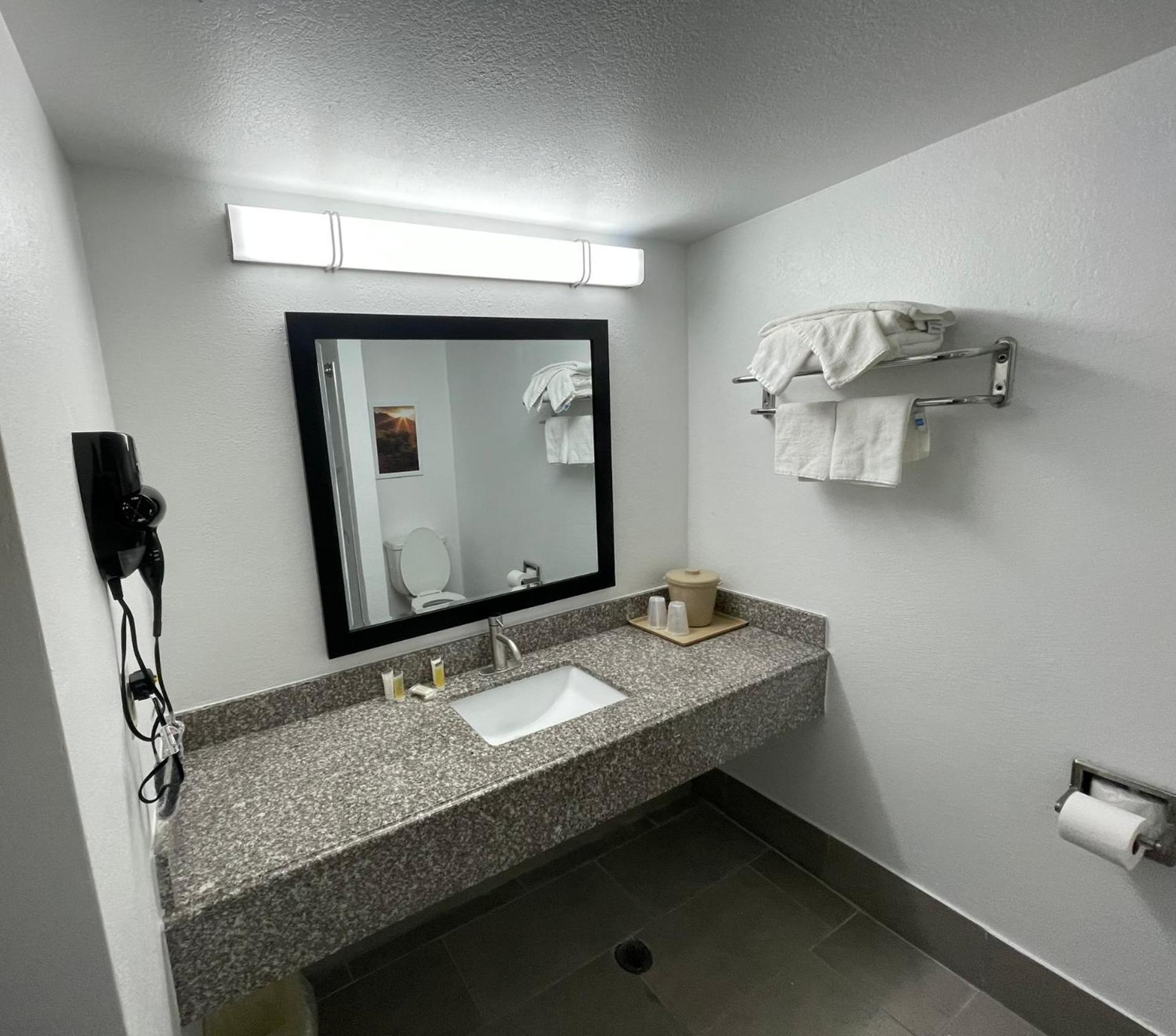 Days Inn By Wyndham Shawnee Buitenkant foto